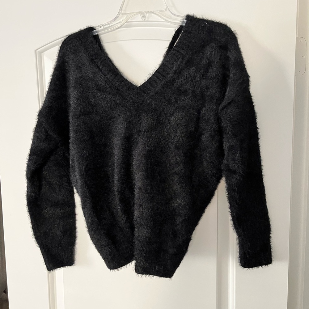 BRAND NEW* fuzzy knot sweater